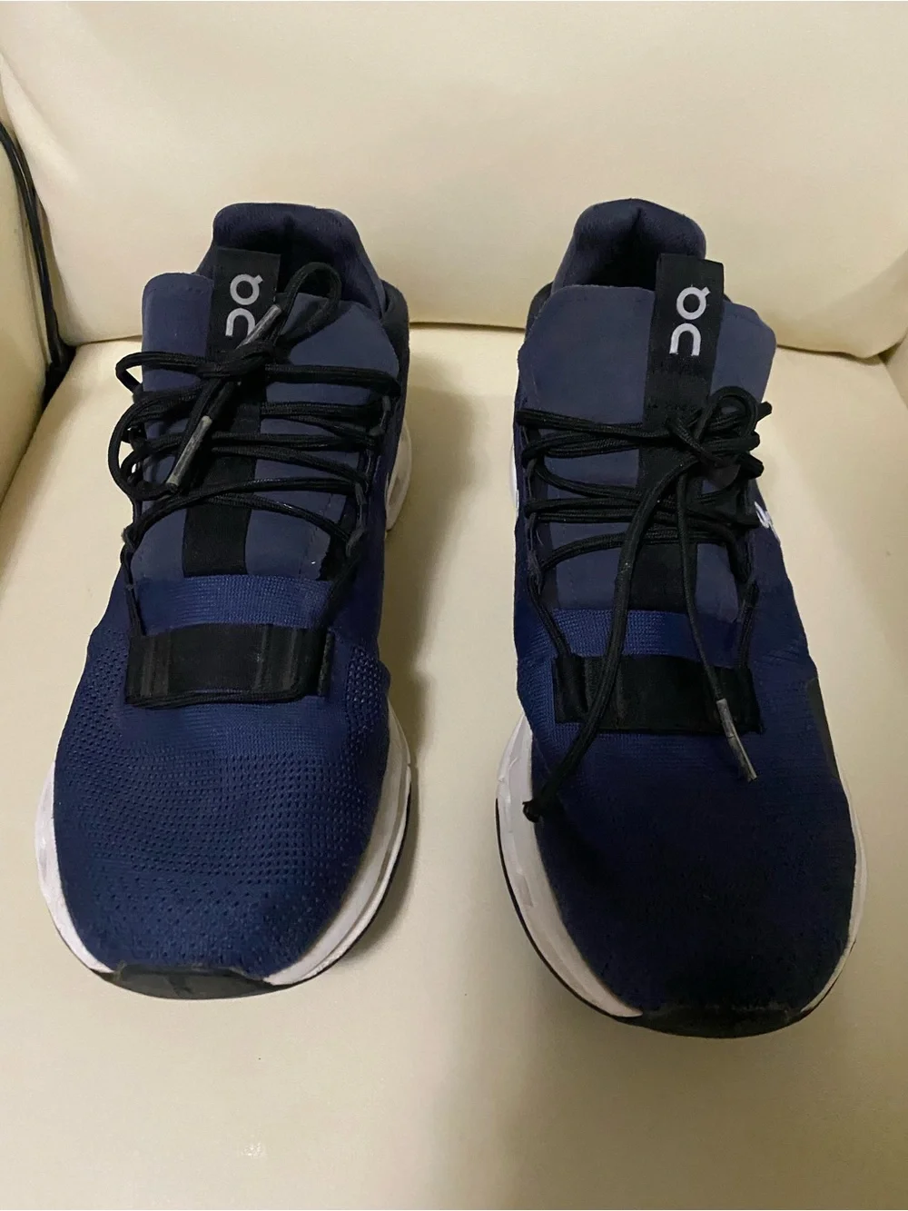 On Running 9.5 Navy and White Men’s Athletic Sneakers